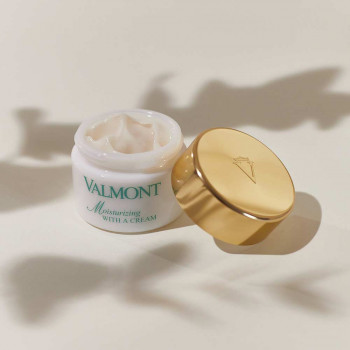 MOISTURIZING WITH A CREAM 50ML